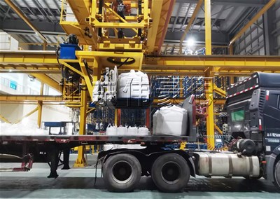 化工粉料噸包裝車機(jī) 全自動噸袋裝車機(jī)實拍